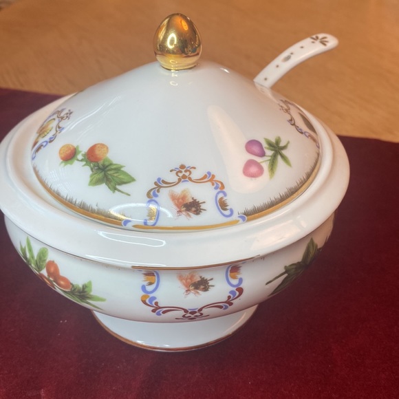 I. GODINGER & CO. Yorkshire Pattern Porcelain Tureen - Picture 10 of 10